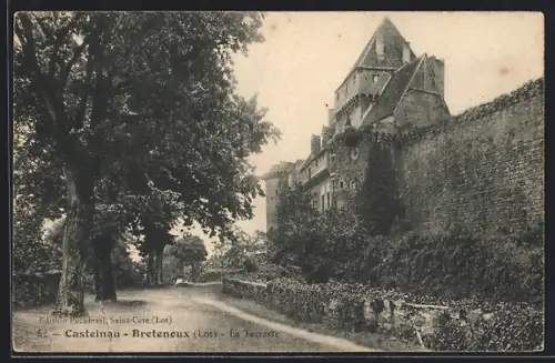 AK Castelnau-Bretenoux /Lot, La terrasse du château fortifié et allée bordée d`arbres