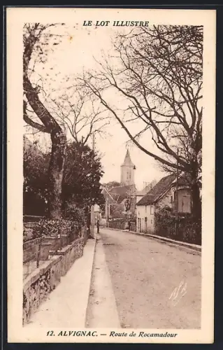 AK Alvignac, Route de Rocamadour avec vue sur l`église et les maisons bordant la route