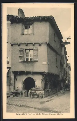 AK Saint-Céré /Lot, Vieille Maison, Place de l`Église