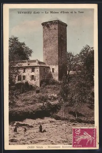 AK Teyssieu /Lot, La Maison d`Ecole et la Tour, Monument historique du XIIIe siècle