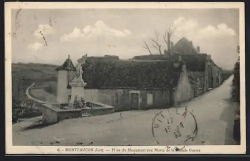 AK Montfaucon /Lot, Place du Monument aux Morts de la Grande Guerre