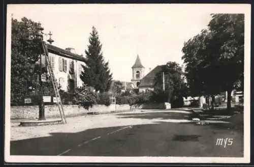AK St-Céré /Lot, Place Bourseul avec vue sur l`église et les maisons environnantes