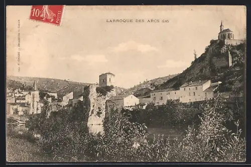 AK Larroque-des-Arcs /Lot, Vue du village avec église sur la colline et rivière au premier plan