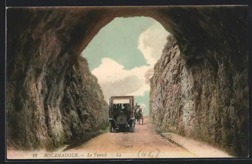 AK Rocamadour, Le Tunnel avec voiture et calèche