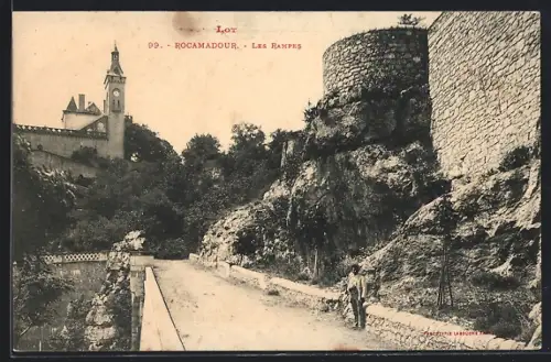AK Rocamadour, Les Rampes et le paysage rocheux avec l`église en arrière-plan
