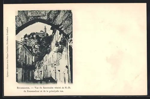AK Rocamadour, Vue du Sanctuaire vénéré de N.-D. de Rocamadour et de la principale rue