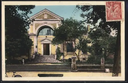 AK Figeac /Lot, Palais de Justice entouré d`arbres et d`un vélo à l`avant-plan