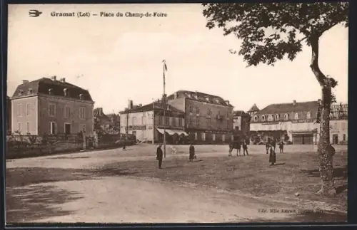 AK Gramat /Lot, Place du Champ-de-Foire avec passants et bâtiments historiques