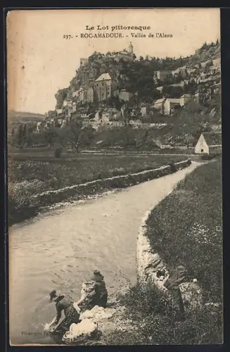 AK Rocamadour, Vallée de l`Alzou avec vue sur le village et pêcheurs en bord de rivière