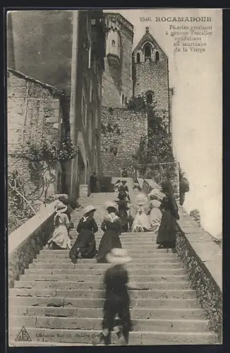 AK Rocamadour, Pèlerins gravissant les escaliers conduisant au sanctuaire de la Vierge
