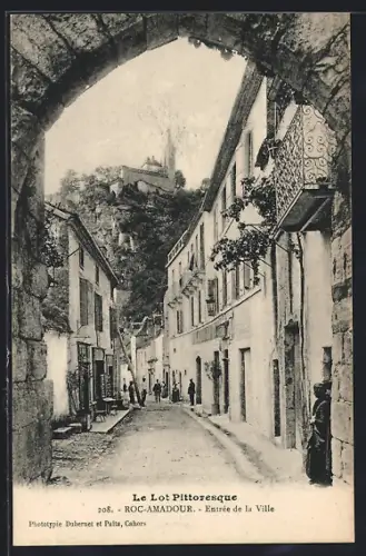 AK Roc-Amadour, Entrée de la Ville sous l`arche avec vue sur le sanctuaire