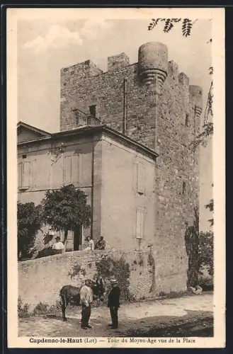 AK Capdenac-le-Haut /Lot, Tour du Moyen-Âge vue de la Place