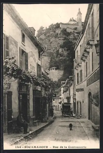 AK Rocamadour, Rue de la Couronnerie avec vue sur le sanctuaire en arrière-plan