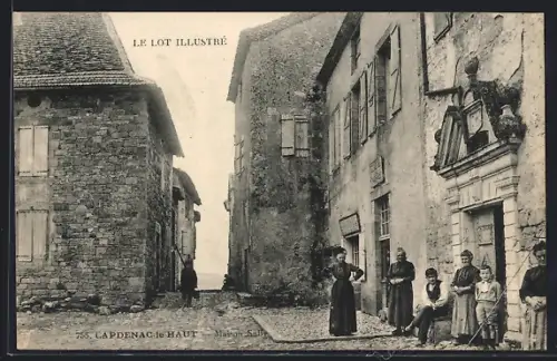 AK Capdenac-le-Haut, Maison avec habitants devant les bâtiments en pierre