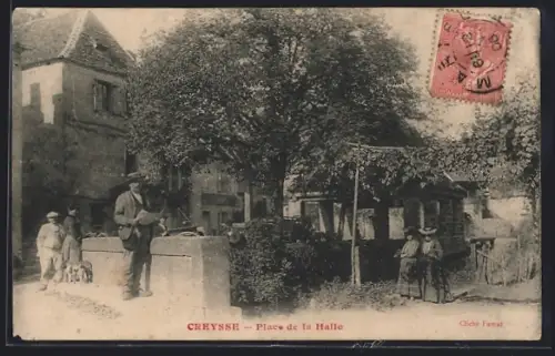 AK Creysse, Place de la Halle avec des habitants et arbres ombragés