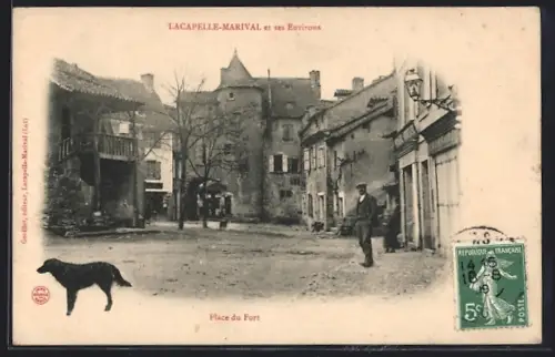 AK Lacapelle-Marival, Place du Fort avec un chien et des bâtiments historiques