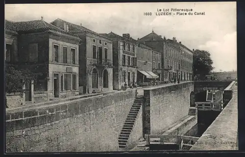 AK Luzech, Place du Canal avec bâtiments historiques et écluse