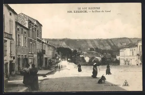 AK Luzech, La Place du Canal avec des passants et des bâtiments historiques en arrière-plan
