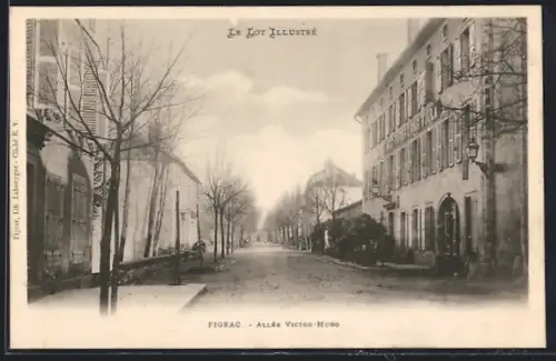 AK Figeac, Allée Victor-Hugo avec bâtiments historiques et arbres alignés