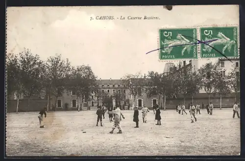 AK Cahors, La Caserne Bessières avec des enfants jouant sur la place devant les bâtiments militaires