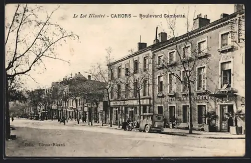 AK Cahors, Boulevard Gambetta avec bâtiments et voitures anciennes