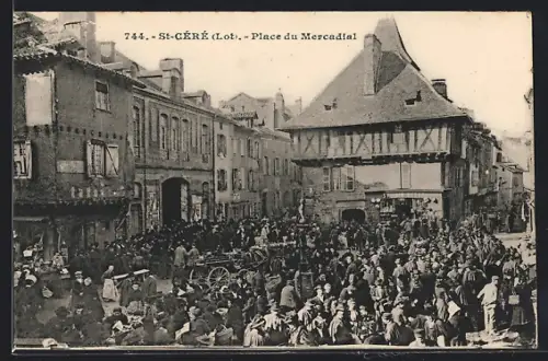 AK St-Céré /Lot, Place du Mercadial avec foule animée et bâtiments historiques