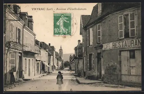 AK Vayrac /Lot, Avenue d`Uxellodunum avec café-restaurant et vue sur le clocher