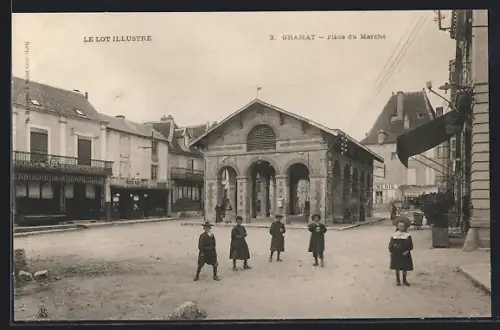 AK Gramat, Place du Marché avec enfants jouant devant les halles