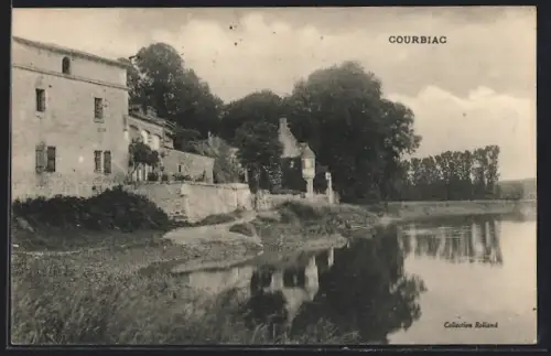 AK Courbiac, Vue sur les bâtiments au bord de l`eau et la végétation environnante