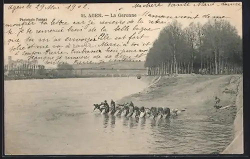 AK Agen, La Garonne avec des personnes lavant le linge au bord de la rivière