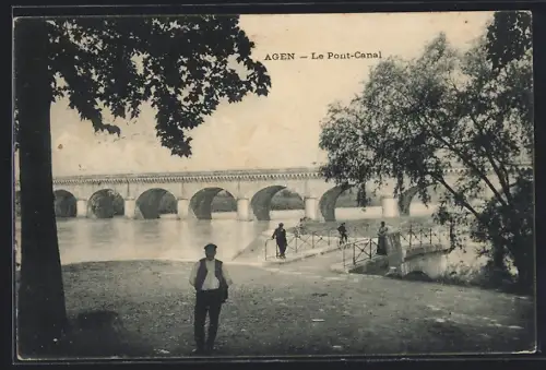 AK Agen, Le Pont-Canal avec vue sur la rivière et promeneurs sur la berge