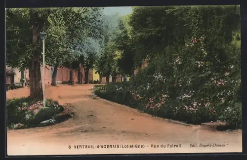 AK Verteuil-d`Agenais /Lot-et-Gne, Rue du Foirail avec arbres et végétation luxuriante