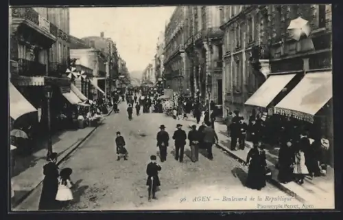 AK Agen, Boulevard de la République animé avec passants et boutiques