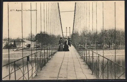 AK Agen, La Passerelle avec des personnes traversant le pont suspendu