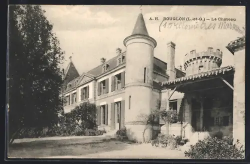 AK Bouglon /L.-et-G., Le Château majestueux avec tour et entrée entourée de végétation