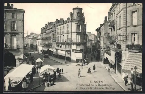 AK Agen, Boulevard de la République et Rue de la Grande-Horloge avec marché animé