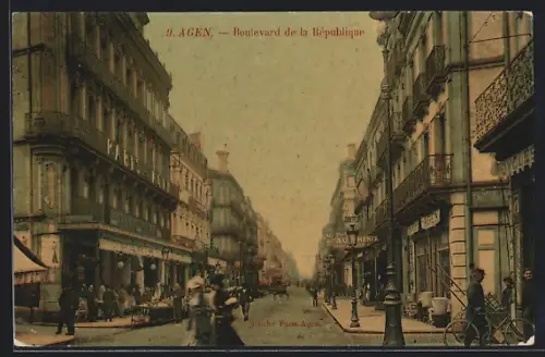 AK Agen, Boulevard de la République avec animation urbaine et passants