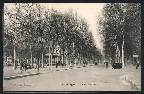 AK Agen, Cours Gambetta avec allée d`arbres et passants