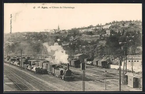 AK Agen, Coteau de l`Hermitage avec train et wagons sur le devant