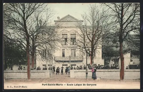 AK Port-Sainte-Marie, École Laïque de Garcons et élèves devant l`entrée