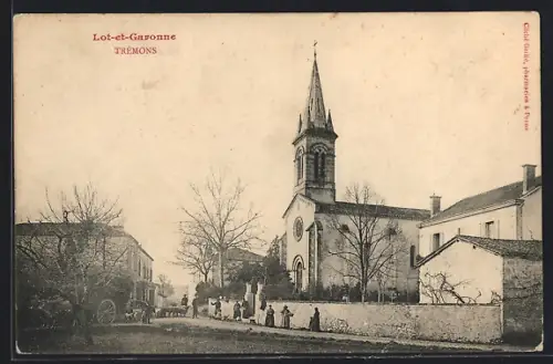 AK Trémons /Lot-et-Garonne, Vue de l`église et de la rue animée avec habitants et charrette