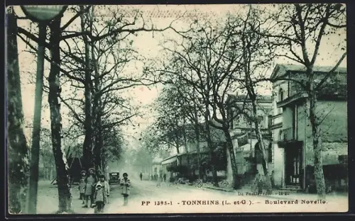AK Tonneins /Lot-et-Garonne, Boulevard Novello animé avec passants et voitures