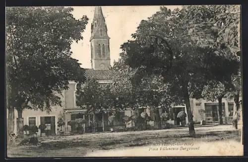 AK Sos /Lot-et-Garonne, Place Villeneuve-Bargemont avec église en arrière-plan