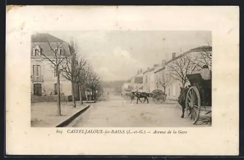 AK Casteljaloux-les-Bains, Avenue de la Gare avec calèche et bâtiments alignés