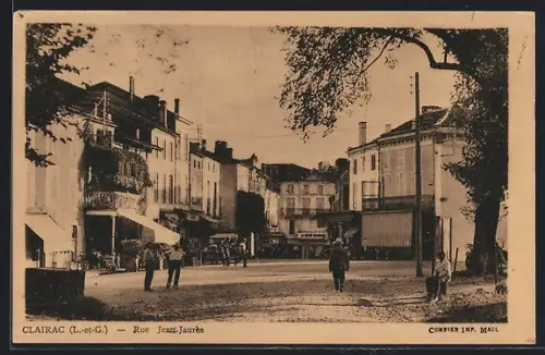 AK Clairac /L.-et-G., Rue Jean Jaurès animée avec passants et bâtiments historiques