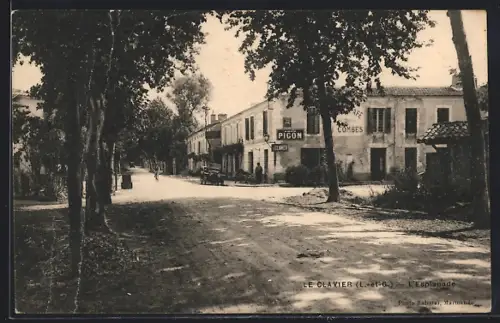 AK Le Clavier /L.-et-G., L`Esplanade avec des bâtiments et des arbres