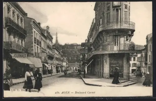 AK Agen, Boulevard Carnot et scène de rue animée