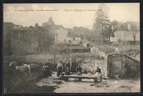 AK La-Capelle-Biron, Laveuses près du Vieux Château