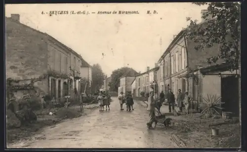 AK Seyches /L.-et-G., Avenue de Miramont animée avec passants et enfants