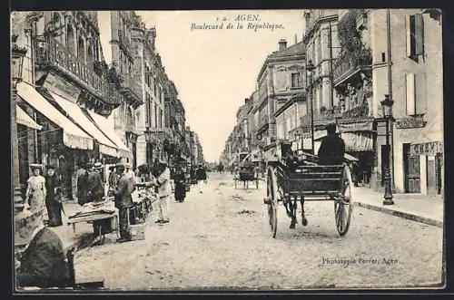AK Agen, Boulevard de la République avec charrette et passants